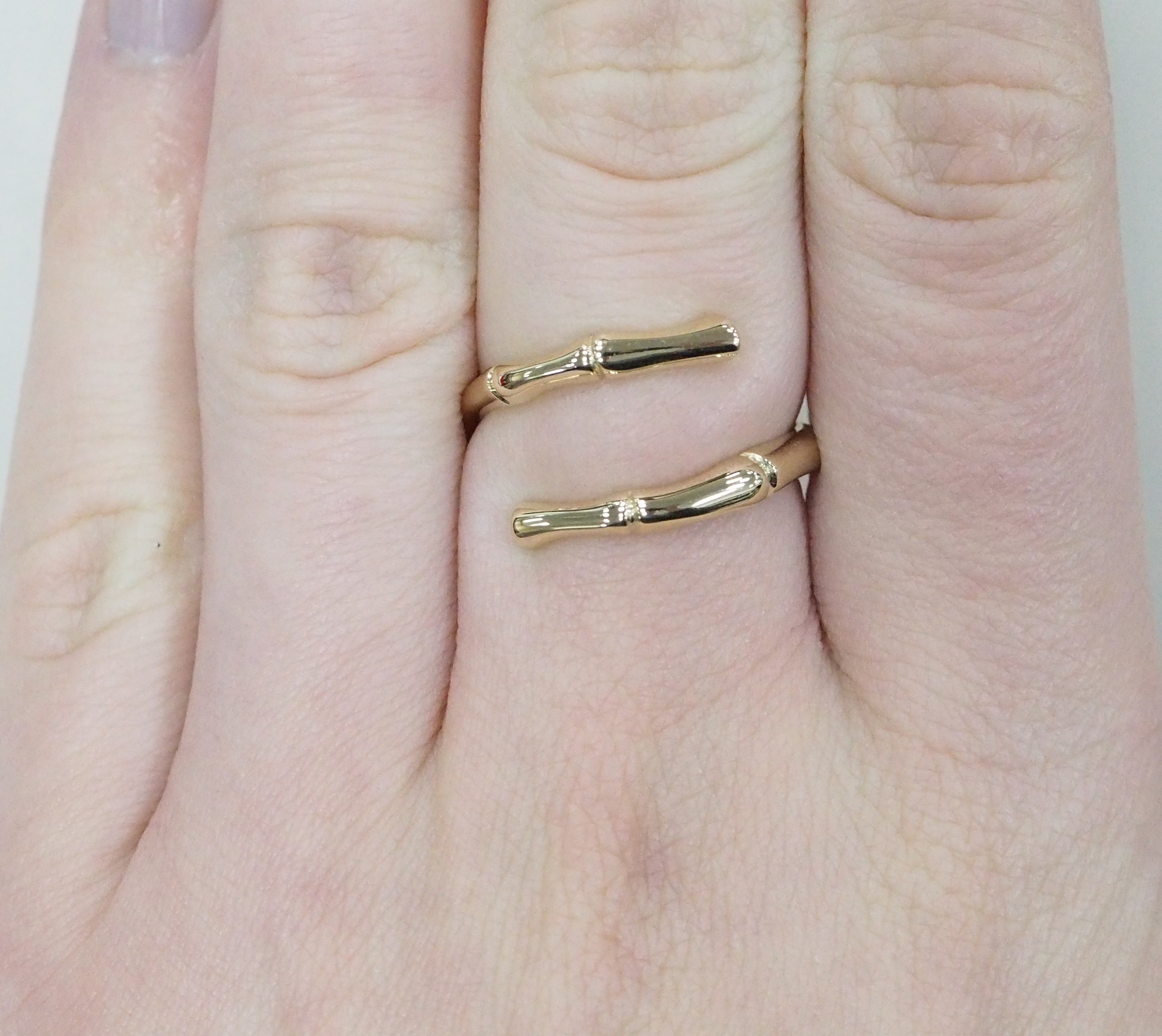 Незамкнутое кольцо из желтого золота